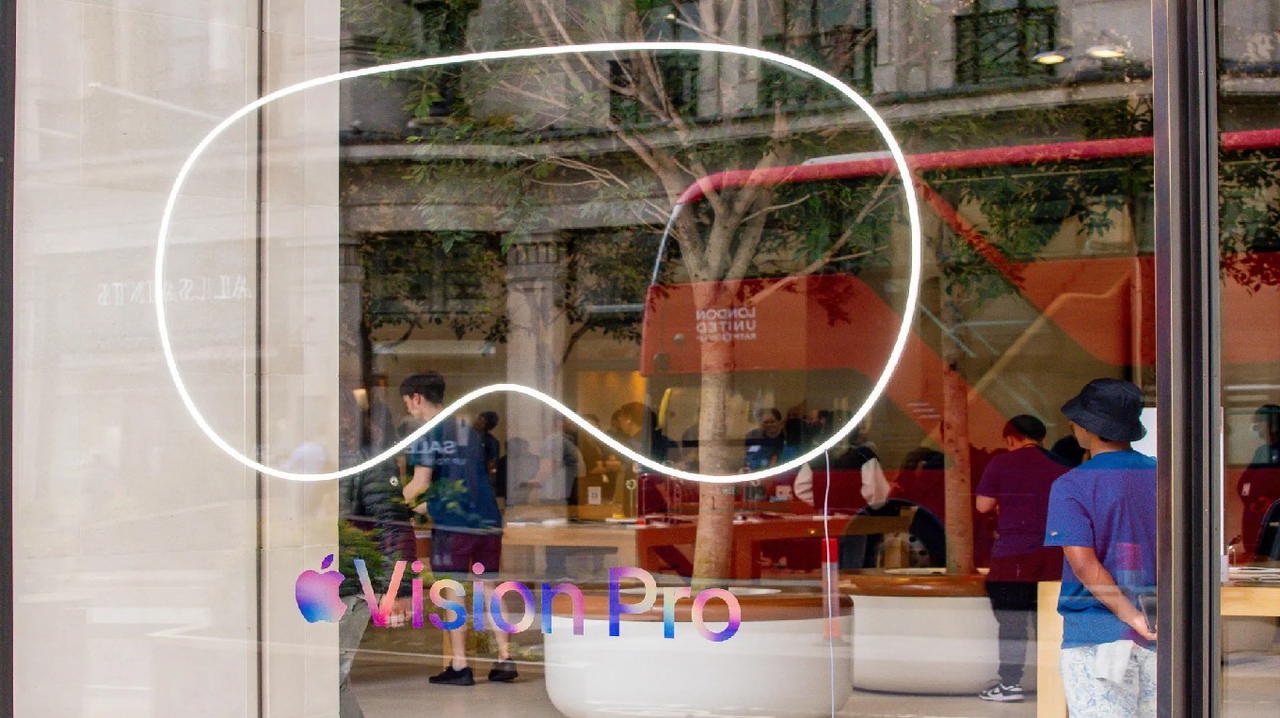 Vision Pro si sdoppia: Apple ripensa il visore e punta agli occhiali AR del futuro