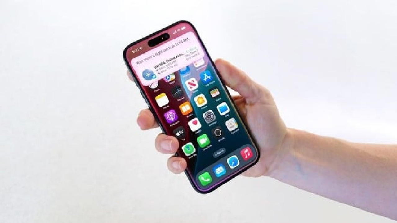 Siri si rifà il look con l’IA: con iPhone 17 arriva l’assistente intelligente che Apple promette da anni