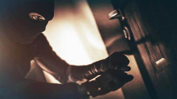Sorpresi a rubare in casa, il proprietario imbraccia lo schioppo e spara: ladri in fuga