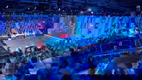 Il Serale di Amici 2025: colpi di scena e talenti in un’atmosfera di grande competizione