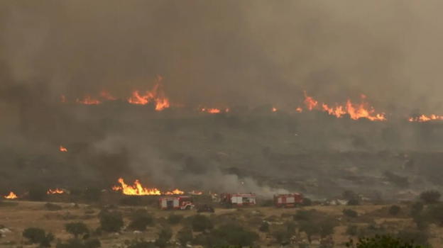 Gerusalemme, vasto incendio mette in pericolo diverse comunità: 16 persone in ospedale
