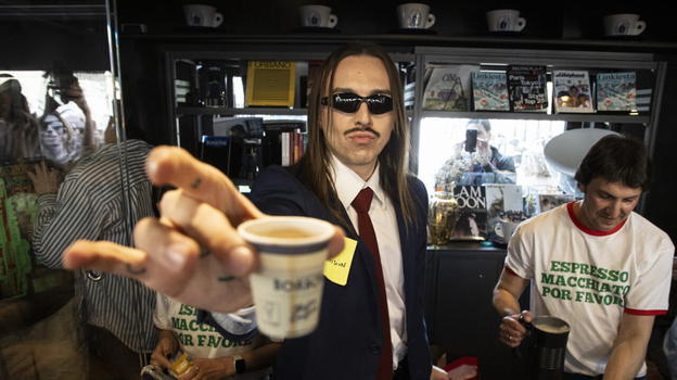 Tommy Cash conquista Milano con un espresso: “All’Eurovision gareggio anche per l’Italia”