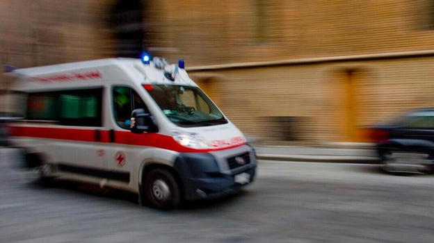 Paziente psichiatrico in crisi danneggia gravemente un’ambulanza durante il trasporto