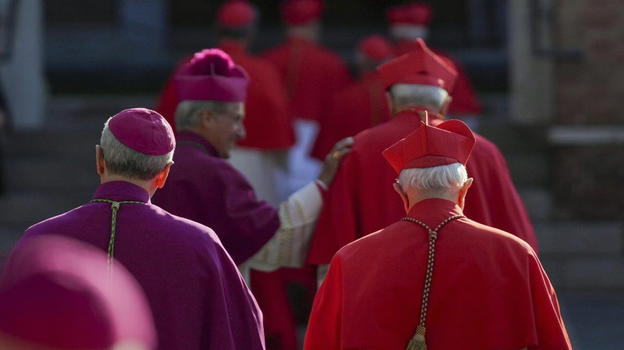Intrighi vaticani: il prete “burattinaio del Conclave” smascherato mentre pilotava i cardinali