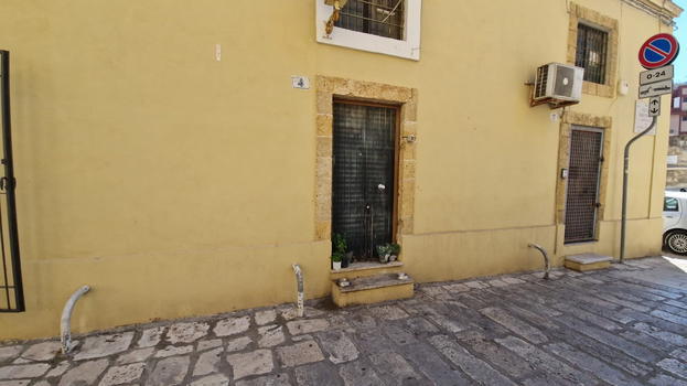 Brindisi, teppisti spaventano un anziano sfondando il portone di casa: accade in pieno centro