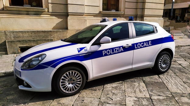 Rapporto intimo in spiaggia in pieno giorno: denunciati due giovani uomini