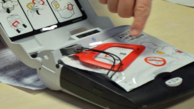 Modena, carabiniere fuori servizio salva la vita a un uomo con un defibrillatore