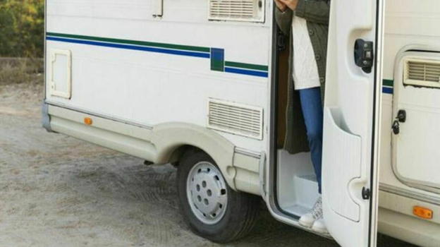 Riparte col camper e dimentica la moglie in strada: la donna resta sola in vestaglia e ciabatte