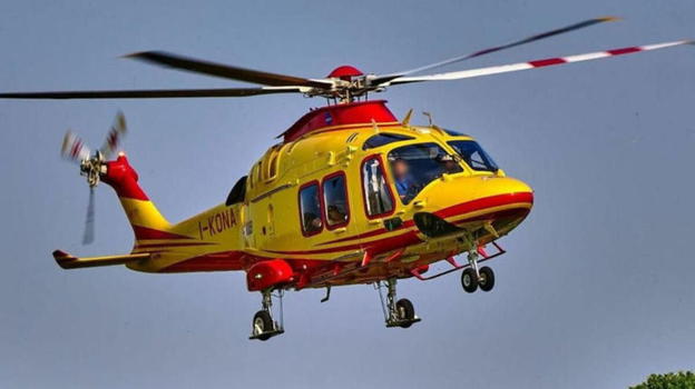Costiera Amalfitana, coppia di turisti tedeschi cade durante un’escursione: grave una donna, trasportata in elicottero