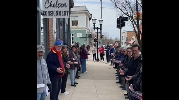 Michigan, trasloco di una libreria: catena umana per spostare 9000 libri