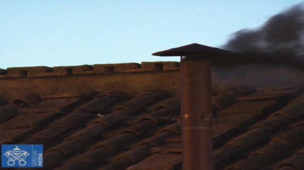 Fumata nera al Conclave 2025: Il mistero del ritardo infiamma l’attesa per il nuovo Papa!