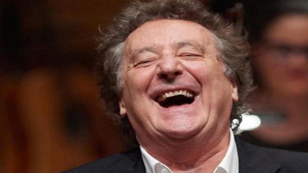 Enzo Iacchetti: L’uomo, l’artista, le rivelazioni – un’intervista che svela il cuore di un’icona
