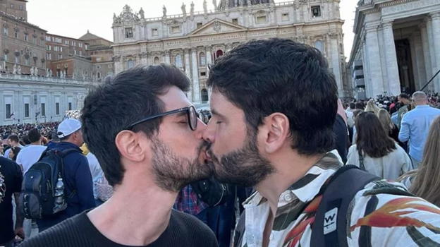 Quel bacio in San Pietro che ha sconvolto il mondo: “È solo amore”, dicono Juan e Bruno