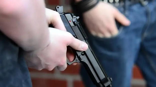 Litiga al bar per l’Inter, poi torna con la rivoltella: tensione e paura tra i clienti