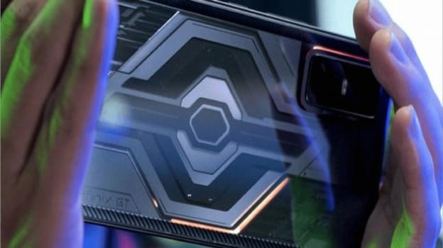 Infinix rivoluziona il gaming mobile con il prototipo GT DynaVue: debutta il pannello posteriore elettrocromico