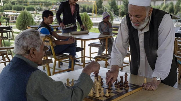 Afghanistan, scacco alla libertà: i Talebani vietano il gioco degli scacchi perché “azzardo”