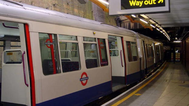 Black-out improvviso paralizza la metropolitana di Londra: passeggeri evacuati