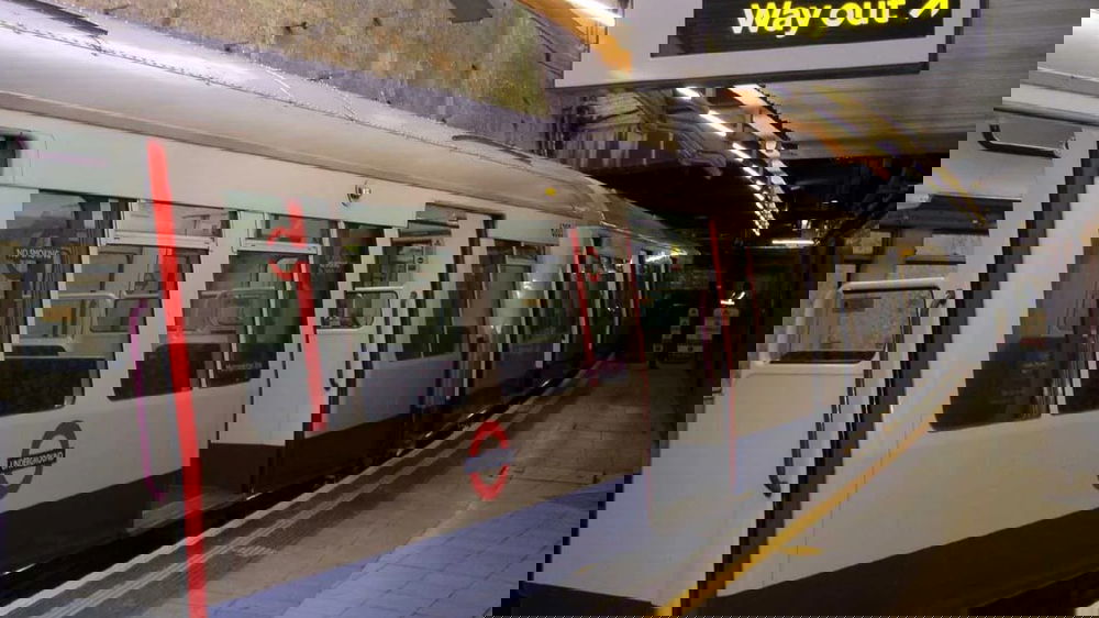 Black-out improvviso paralizza la metropolitana di Londra: passeggeri evacuati