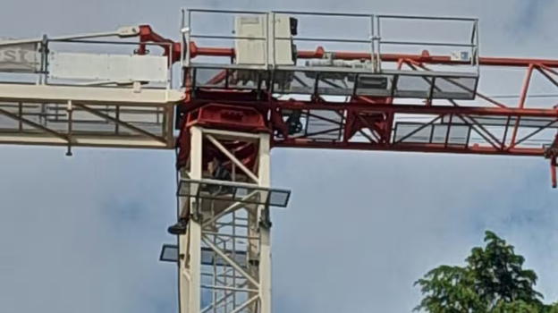 Padova, sale su una gru e per farla finita: 13 anni fa aveva fatto fuori la moglie