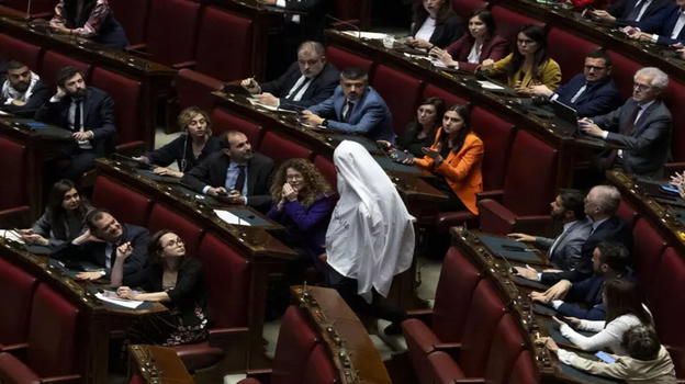 Magi travestito da fantasma in aula: espulso da Fontana, Meloni Sorride