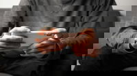 Gioca per giornate intere ai videogames sul telefono: problemi di salute per il 25enne