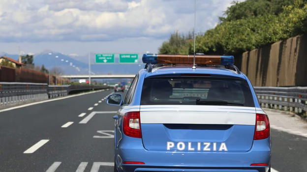 Giallo sull’A14: giovane si lancia da un’auto in corsa gridando “Aiuto, mi hanno sequestrato”