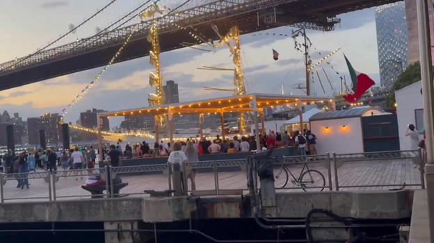 New York, nave della Marina messicana si schianta contro il ponte di Brooklyn