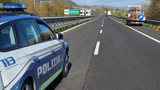 Tamponamento tra quattro auto della Polizia sull’A1: contusi diversi agenti