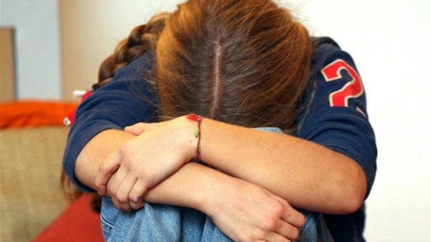 Trieste, la mamma muore in casa: la figlia piccola la abbraccia per ore