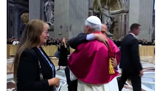 Papa Leone XIV abbraccia il fratello maggiore Louis al termine della Messa di inizio pontificato