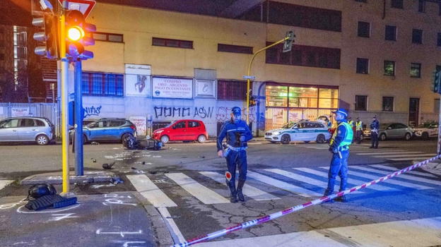 Milano, 21enne cade mentre scappa con la moto per sfuggire alla polizia e perde la vita
