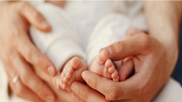 Coppie lesbiche, entrambe le mamme ora riconosciute: la Corte apre alla possibile estensione anche alle donne single