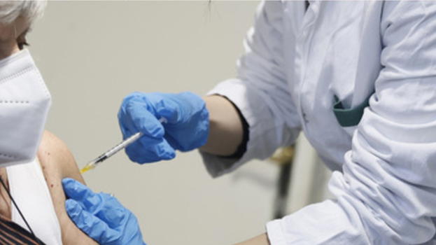 Vaccini Covid e decessi? L’Ema chiarisce: "Nessun aumento, dati travisati sui social"