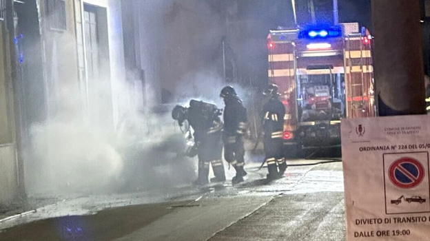 Tuturano, nuova notte di fuoco: auto in fiamme e residenti senza acqua