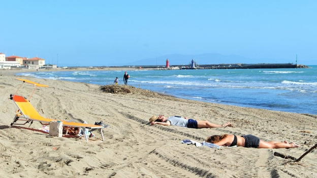 Sciagura Cervia: donna schiacciata da un mezzo sulla spiaggia mentre prendeva il sole