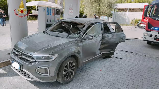 Roma, SUV prende fuoco durante il rifornimento, conducente gravemente ustionato