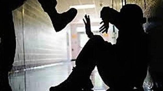 Massa Lombarda: donna colpita in strada davanti alla figlia per non aver indossato il velo