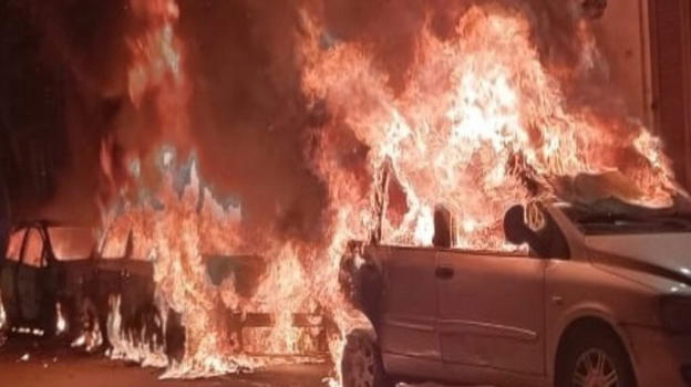 Notte di paura a Brindisi: auto in fiamme a Sant’Elia, evacuato un intero palazzo