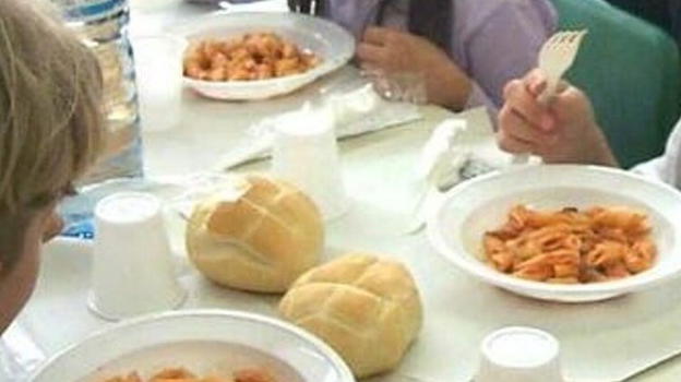 Zanzara nel pane servito in mensa comunale: l’ente avvia subito controlli e scatta la contestazione