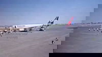 Yemen, raid sull’aeroporto di Sana’a: sfasciato un aereo civile durante l’evacuazione
