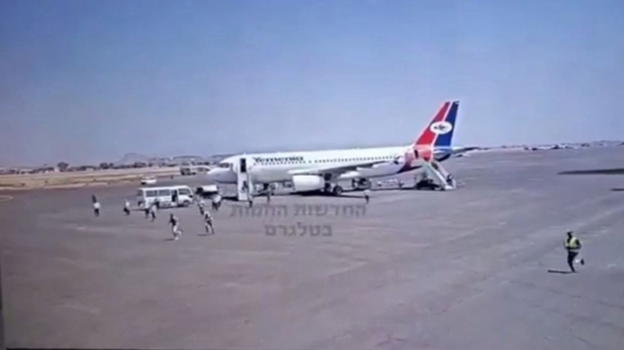 Yemen, raid sull’aeroporto di Sana’a: sfasciato un aereo civile durante l’evacuazione