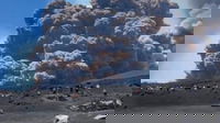 Etna in eruzione: crolla parte del cratere, nube piroclastica e turisti in fuga. Allerta rossa nei cieli
