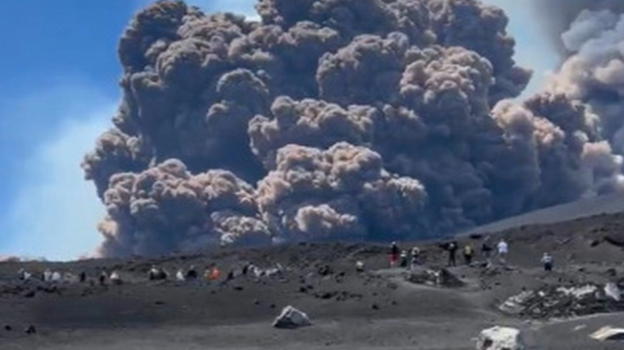 Etna in eruzione: crolla parte del cratere, nube piroclastica e turisti in fuga. Allerta rossa nei cieli