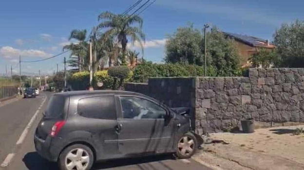 Catania, automobile si schianta contro un muro: muore bambina di 15 mesi