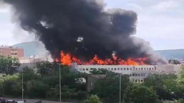 Incendio alla Tuscia: fiamme devastano la facoltà di Agraria, Comune avverte “Tenete le finestre chiuse”