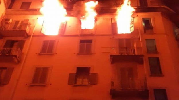 Incendio a Milano: donna perde la vita dopo essersi lanciata dalla finestra per sfuggire alle fiamme