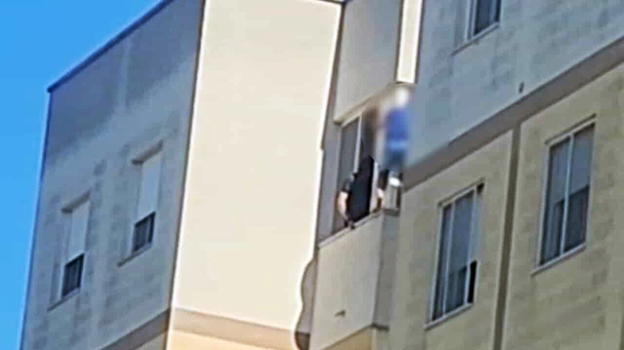 Salvataggio a Brindisi: uomo sul cornicione salvato in extremis da due poliziotti eroici