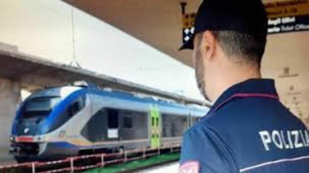 Uomo prende a calci una bambina di 9 anni durante la gita scolastica: fermato a Bologna