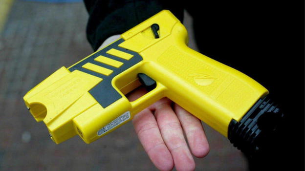 Ragazzo deceduto dopo l’uso del taser: tre indagati e l’ipotesi di intossicazione da sostanze stupefacenti