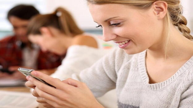 Smartphone vietati anche alle superiori? Il Governo prepara il giro di vite